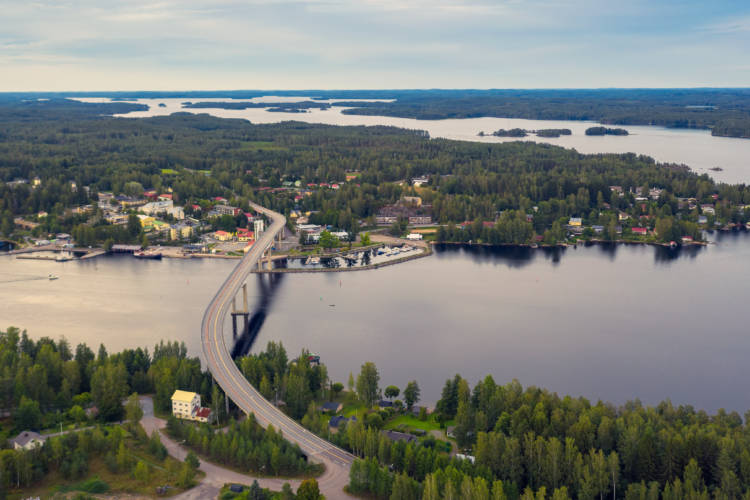 Flygfoto över en vägbro över en sund.