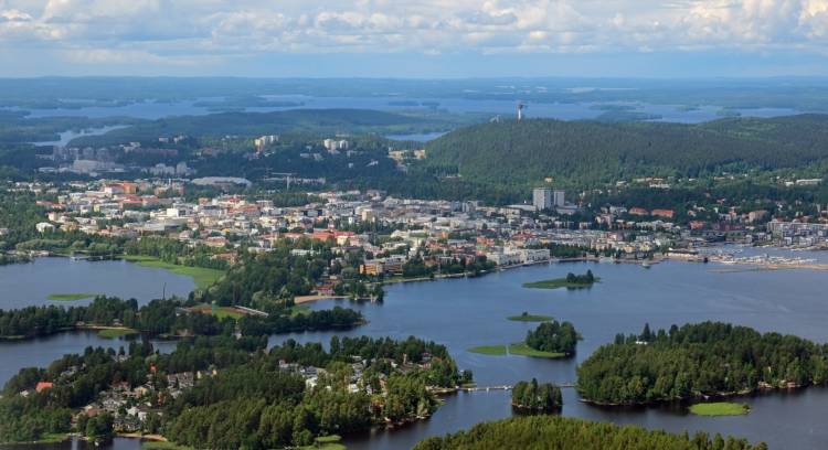 Kuopiota kuvattuna korkealta ilmasta käsin. Kuopiota ympäröivät järvet, ja alueen maamerkki on Puijontorni.