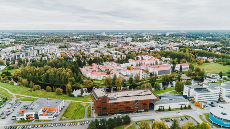 Seinäjoki stadscentrum på flygfoto. Ån går genom den täta stadskärnan som även omges av gröna områden.