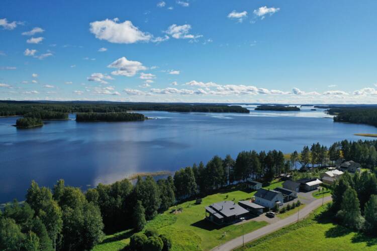 Pihtipudas sijaitsee Pohjoisessa Keski-Suomessa ja on osa monien vesistöjen järvi-Suomea.