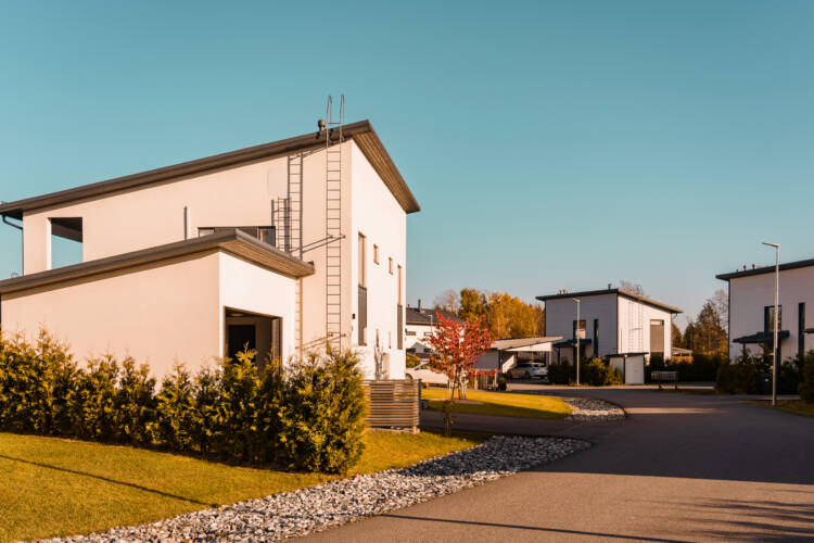 En gårdsväg och enfamiljshus i ett trevligt nytt bostadsområde i Lundo.